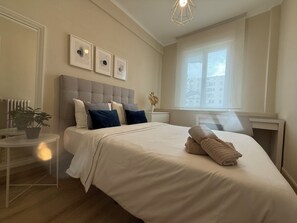 4 bedrooms, bed sheets