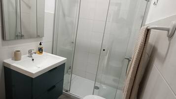 Douche, sĂšche-cheveux, serviettes fournies, savon