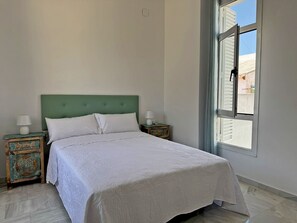 Fer et planche à repasser, Wi-Fi gratuit, draps fournis