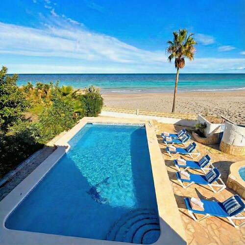 Villa on the beach with private pool - holaVivienda Inmobiliaria