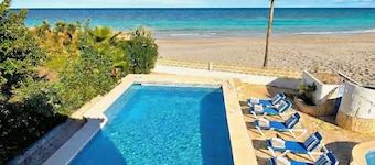 Villa on the beach with private pool - holaVivienda Inmobiliaria