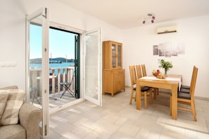 Apartment, Balcony, Sea View | Dining room