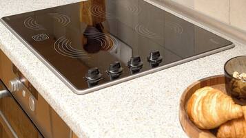 Apartment, Balcony, Sea View | Private kitchen | Fridge, microwave, oven, stovetop