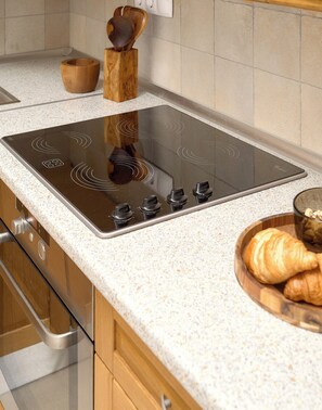 Departamento, balcón, vista al mar | Cocina privada | Refrigerador, microondas, horno y parrilla de estufa 