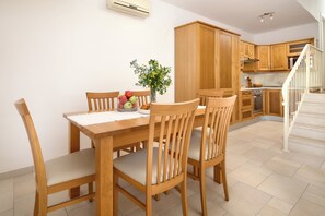 Apartment, Sea View | Dining room - Sun Spalato Maslinica (Maslinica)