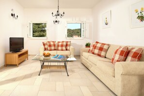 Apartment, Balcony, Sea View | Living area | 25-inch flat-screen TV with cable channels - Sun Spalato Maslinica (Maslinica)