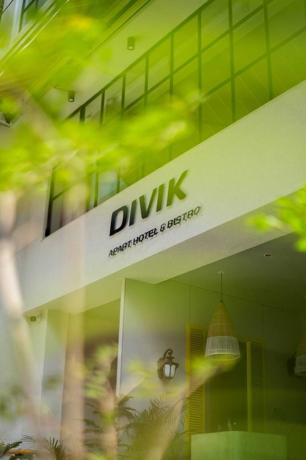 A hotel sign with the name 'DIVIK' and the tagline 'Apart Hotel & Bistro'.
