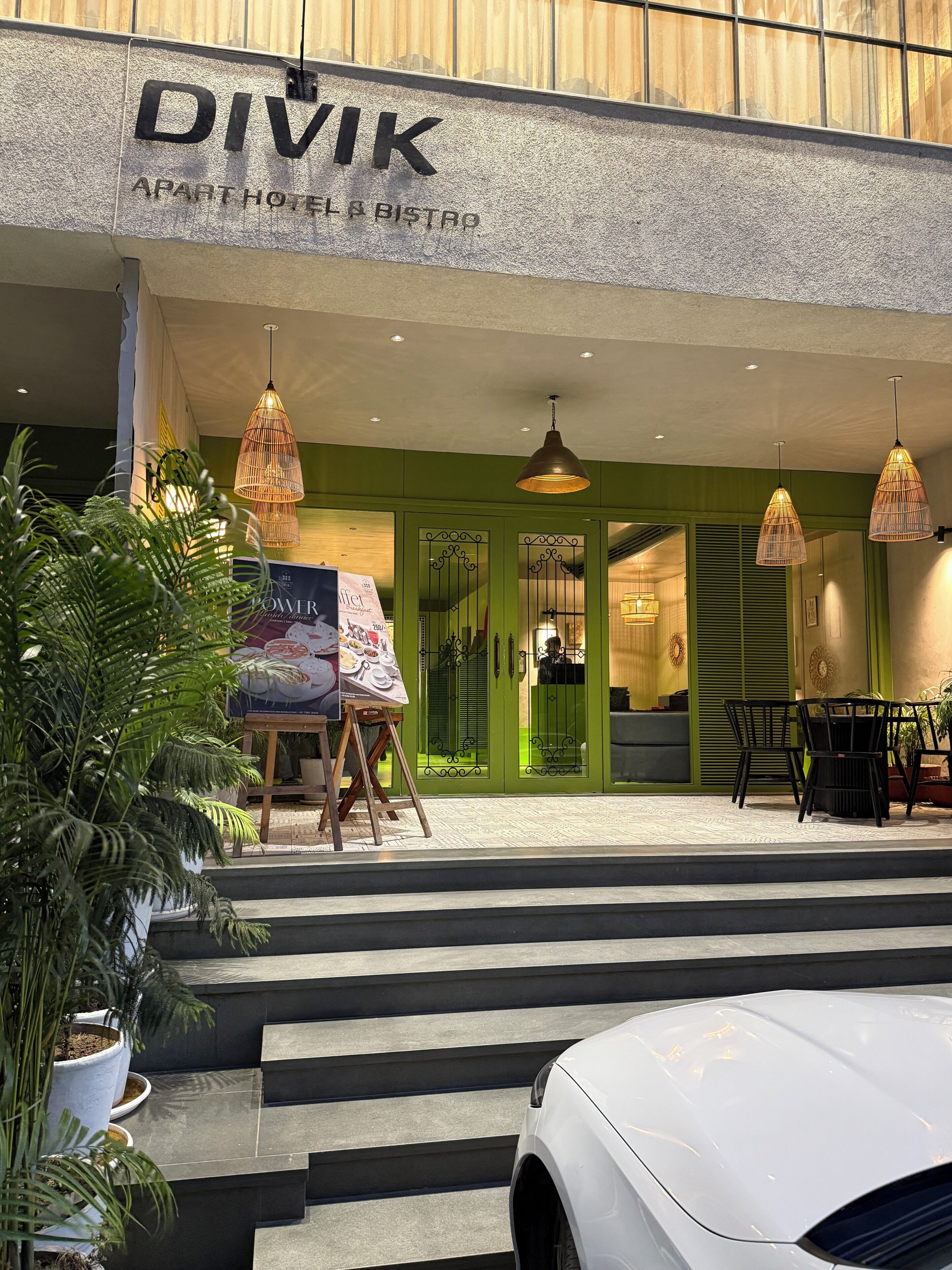 Un edificio con un cartel que dice 'DIVIK APART HOTEL & BISTRO'.