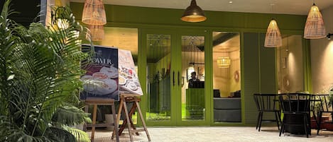 Un edificio con un cartel que dice 'DIVIK APART HOTEL & BISTRO'.