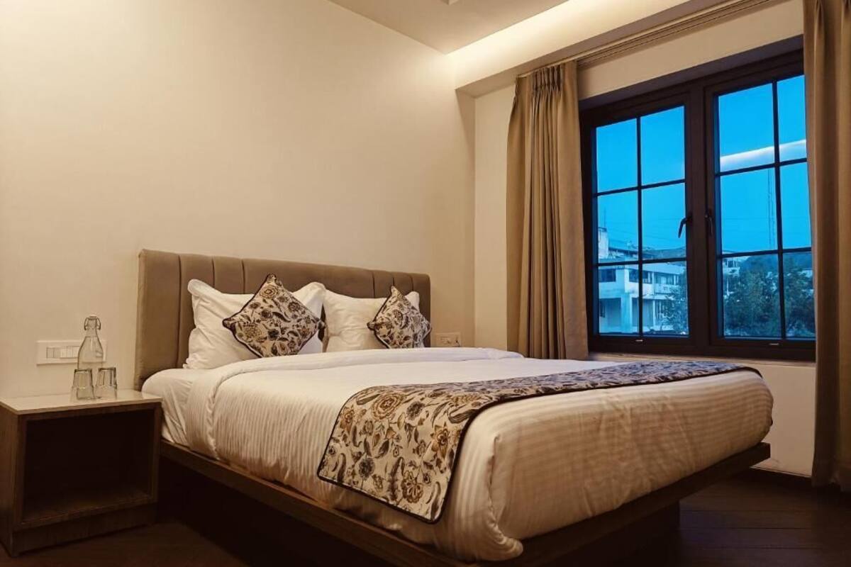 Chambre supérieure, vue sur la ville | Coffre-fort, bureau, accÚs au Wi-Fi (inclus), literie fournie