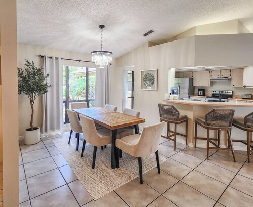 Solar Heated Pool, Sleeps 10, Peaceful retreat close to shopping and beach!