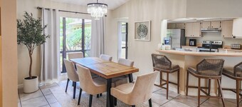 Solar Heated Pool, Sleeps 10, Peaceful retreat close to shopping and beach!