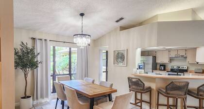 Solar Heated Pool, Sleeps 10, Peaceful retreat close to shopping and beach!