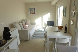 House, 2 Bedrooms, Balcony | Living room | Books - House of the Cat who Wanted to be a Fisherman (Peniche)