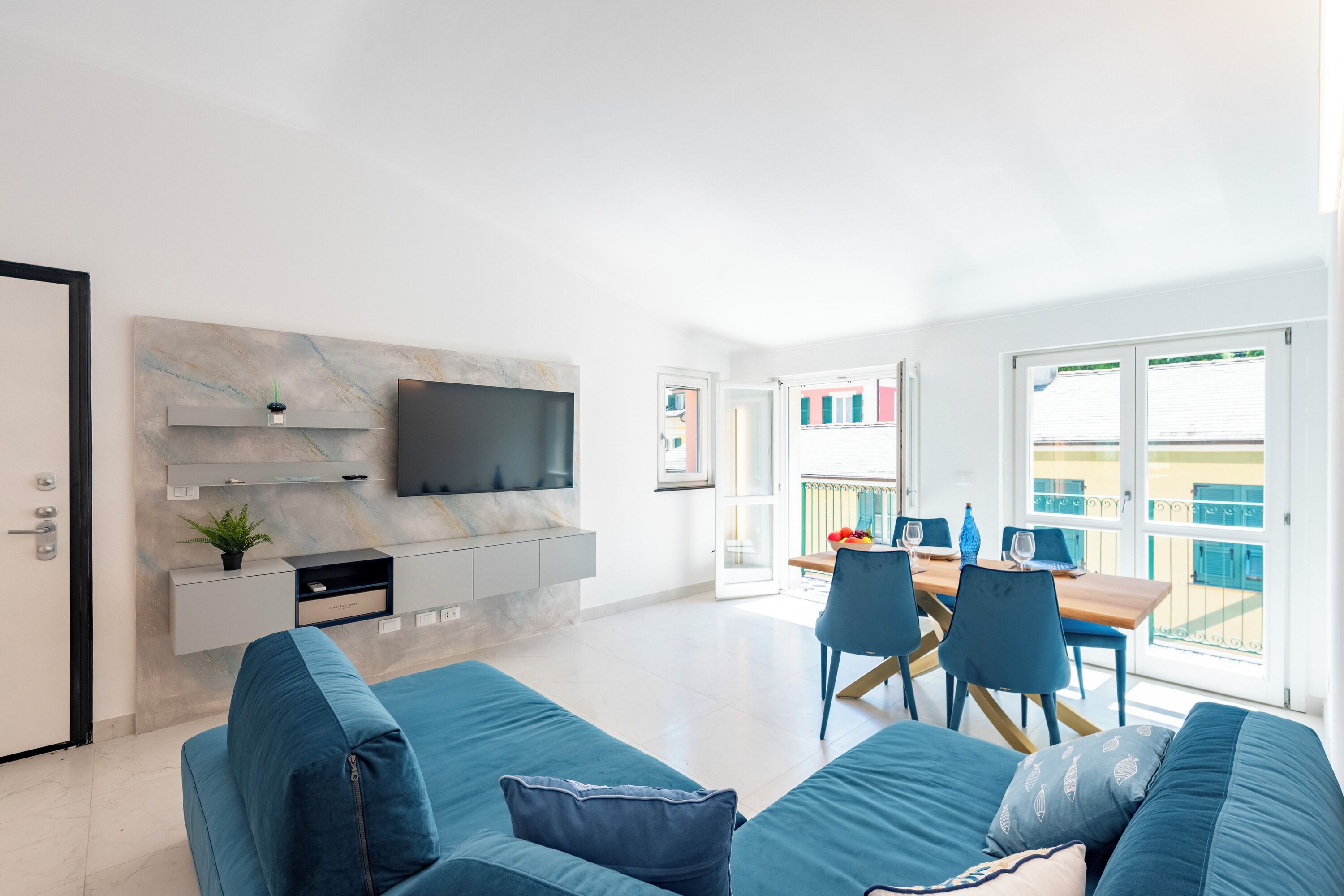 En 21-tommers smart-TV med kabel-kanaler