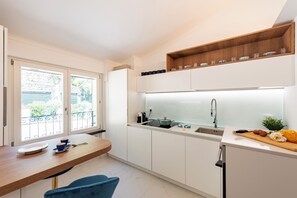 Frigorifero, microonde, forno, piano cottura