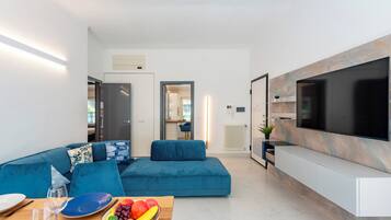 Apartamento família, vários quartos, 2 banheiros (Wonderful House In Portofino with) | Área de estar | Smart TV 21 polegadas com canais a cabo