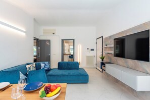 Departamento familiar, varias habitaciones, 2 baños (Wonderful House In Portofino with) | Área de sala de estar | Smart TV de 21 pulgadas con canales por cable 