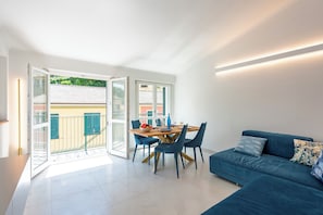 Appartement familial, plusieurs chambres, 2 salles de bains (Wonderful House In Portofino with) | Aire de séjour | Téléviseur connecté de 21 po avec télévision par câble
