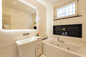 Departamento familiar, varias habitaciones, 2 baños (Wonderful House In Portofino with) | Baño | Tina y regadera independientes, secadora de cabello, bidet, toallas 