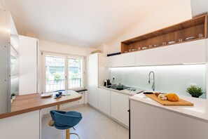 Frigorifero, microonde, forno, piano cottura