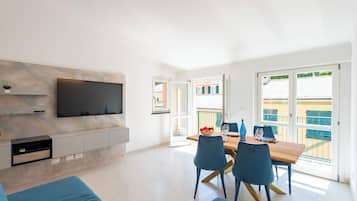 Apartamento família, vários quartos, 2 banheiros (Wonderful House In Portofino with) | Área de estar | Smart TV 21 polegadas com canais a cabo