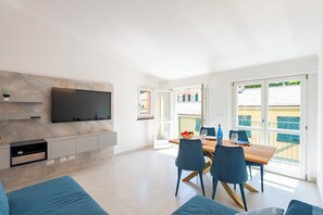 Perhehuoneisto, useita makuuhuoneita, 2 kylpyhuonetta (Wonderful House In Portofino with) | Oleskelualue | 21–tuumainen äly-TV, jossa kaapelikanavat
