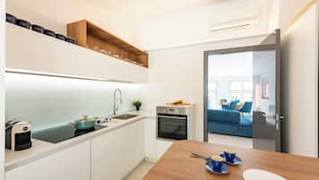 Apartamento família, vários quartos, 2 banheiros (Wonderful House In Portofino with) | Cozinha privada | Geladeira, micro-ondas, fogão, cooktop