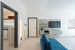 Departamento familiar, varias habitaciones, 2 baños (Wonderful House In Portofino with) | Área de sala de estar | Smart TV de 21 pulgadas con canales por cable 