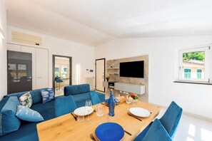 Apartamento familiar, 2 habitaciones, 2 baños (Wonderful House In Portofino with) | Zona de estar | Una Smart TV