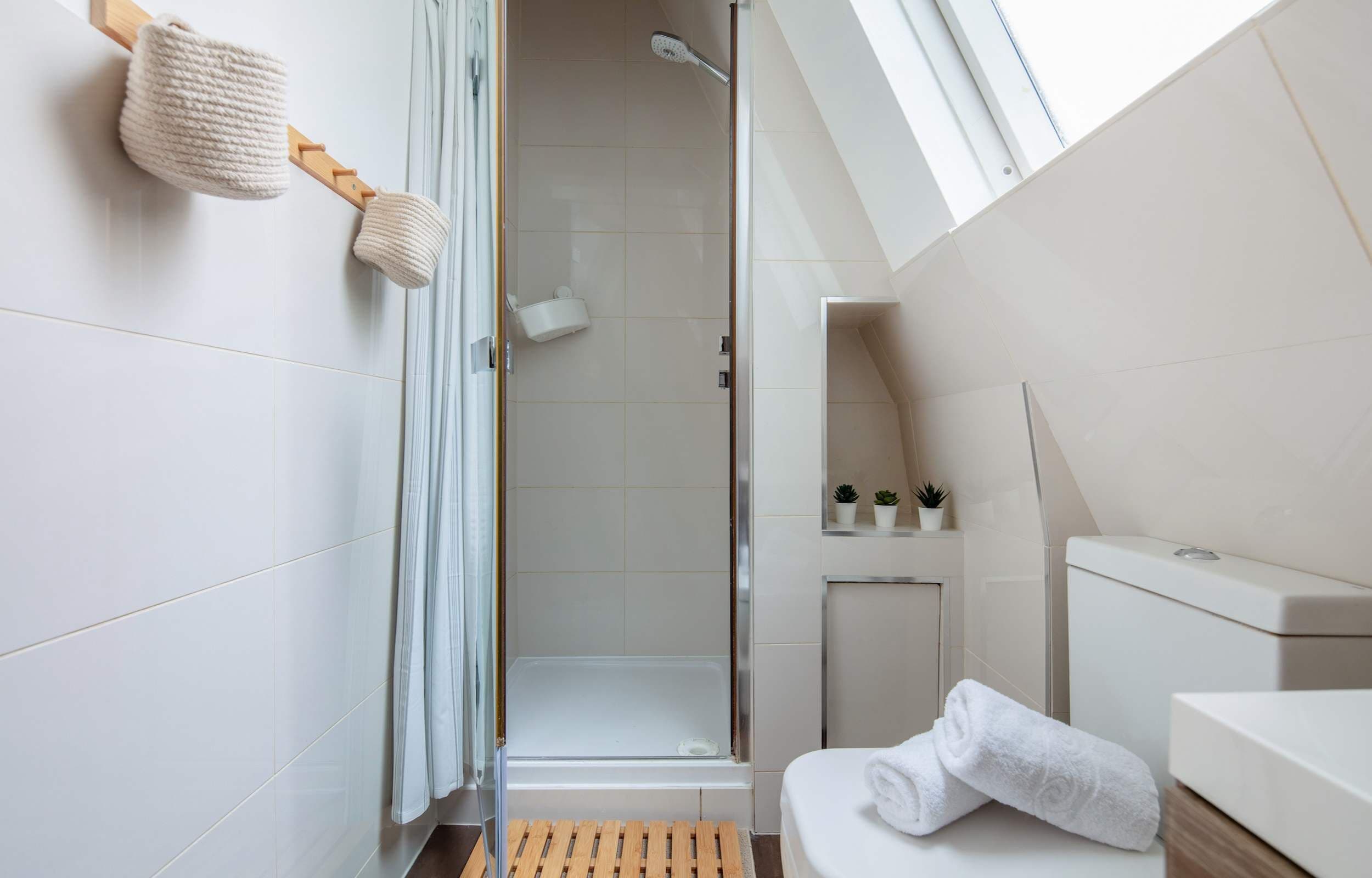 Dusche, Haartrockner, Handtücher