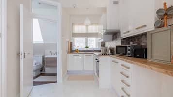 Peti sejuk, ketuhar gelombang mikro, ketuhar, dapur