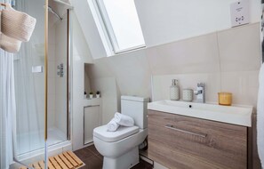 Douche, sèche-cheveux, serviettes fournies, savon