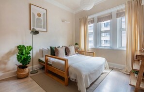 1 bedroom, desk, iron/ironing board, travel crib - Modern 1BR in the Heart of Holborn (London)