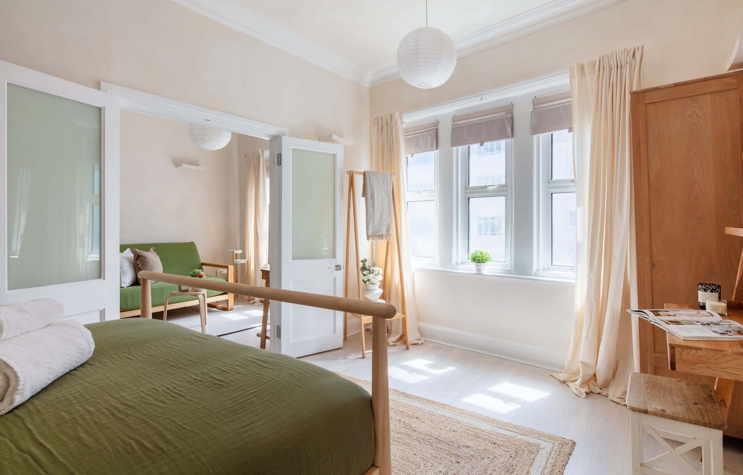 1 habitación, escritorio, tabla de planchar con plancha y cuna de viaje 