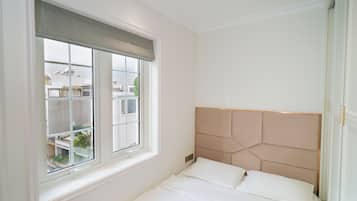 Escritorio, espacio para trabajar con laptop y cortinas blackout