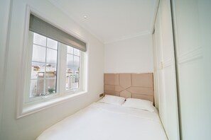 Habitación doble estándar, vista a la ciudad | Escritorio, espacio para trabajar con laptop y cortinas blackout 