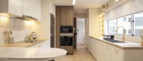 Frigorífic, microones, forn i placa de cuina