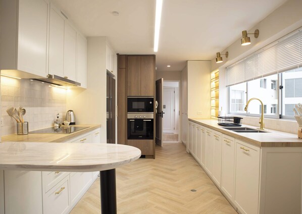 Fridge, microwave, oven, stovetop