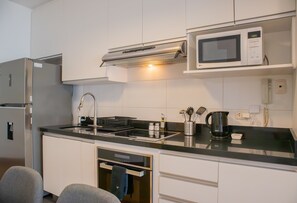 Kühlschrank, Mikrowelle, Ofen, Herdplatte
