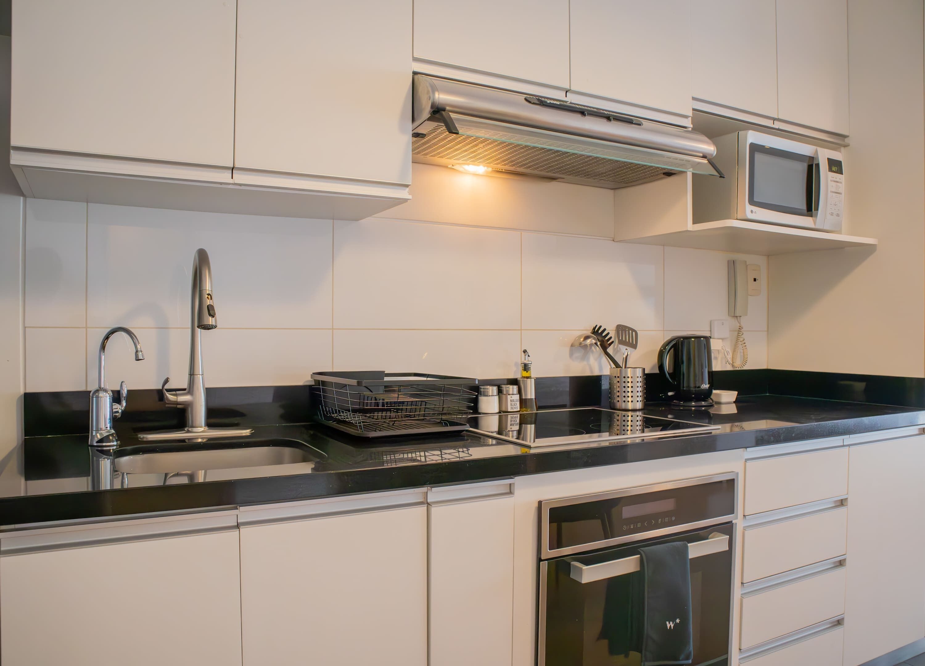 Kühlschrank, Mikrowelle, Ofen, Herdplatte