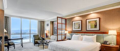 Escritorio, tabla de planchar con plancha, wifi y ropa de cama