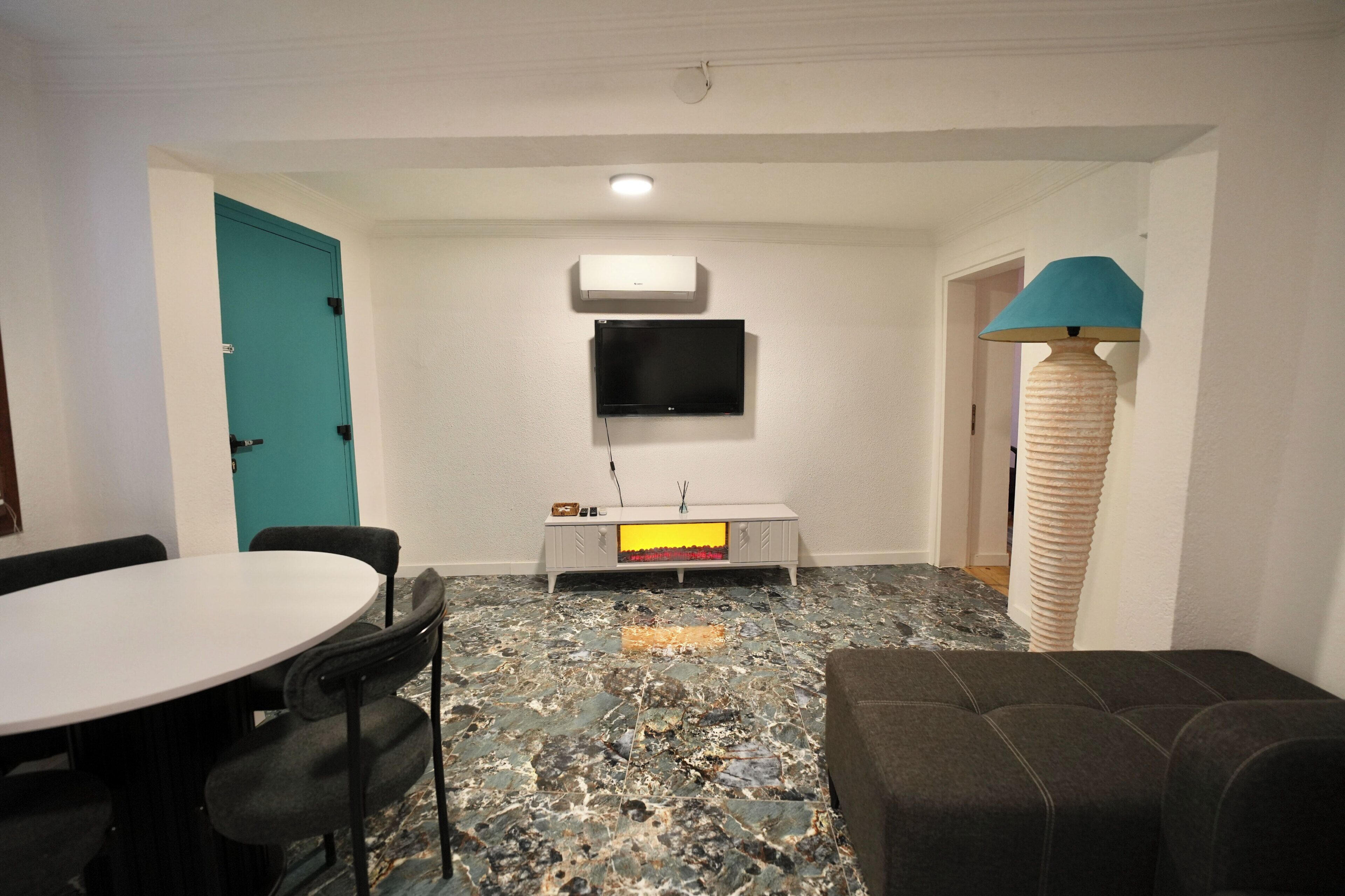 Habitación cuádruple familiar | Wifi gratis, decoración personalizada y muebles diferentes 