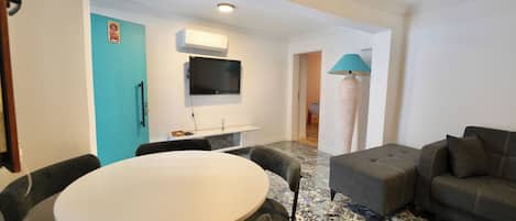 Habitación cuádruple familiar | Wifi gratis, decoración personalizada y muebles diferentes