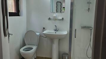 Douche, serviettes fournies, papier toilette