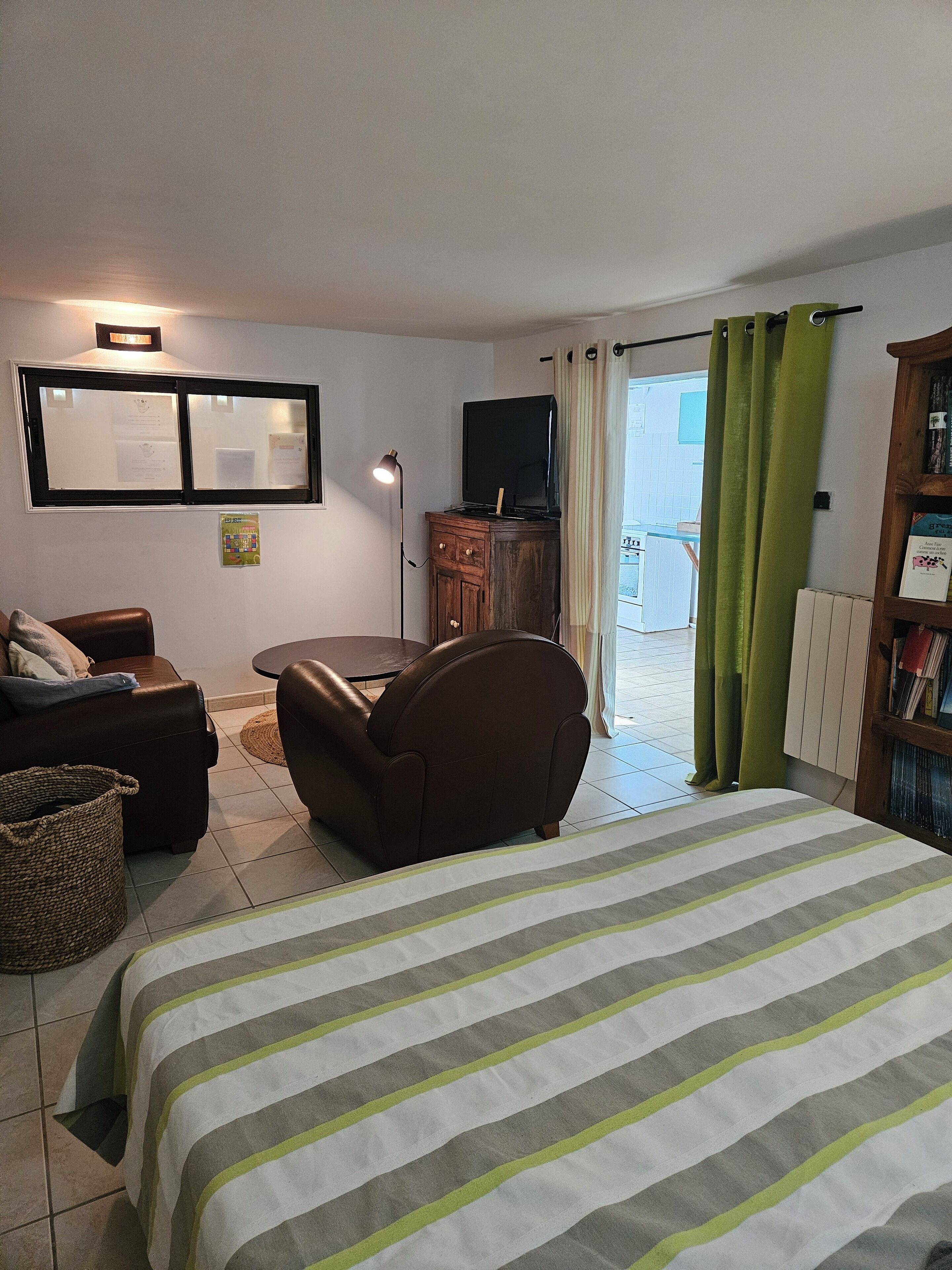 1 chambre, fer et planche à repasser, Wi-Fi, draps fournis