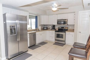 Micro-ondes, four, plaque de cuisson, lave-vaisselle