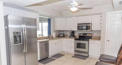Spacious 4/2 with heated pool and lake view FREE GOLF! Close to gulf beaches!