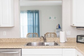 Micro-ondes, four, plaque de cuisson, lave-vaisselle