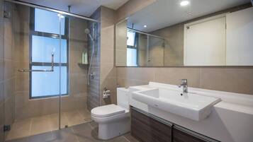 Douche, sèche-cheveux, serviettes fournies, shampoing